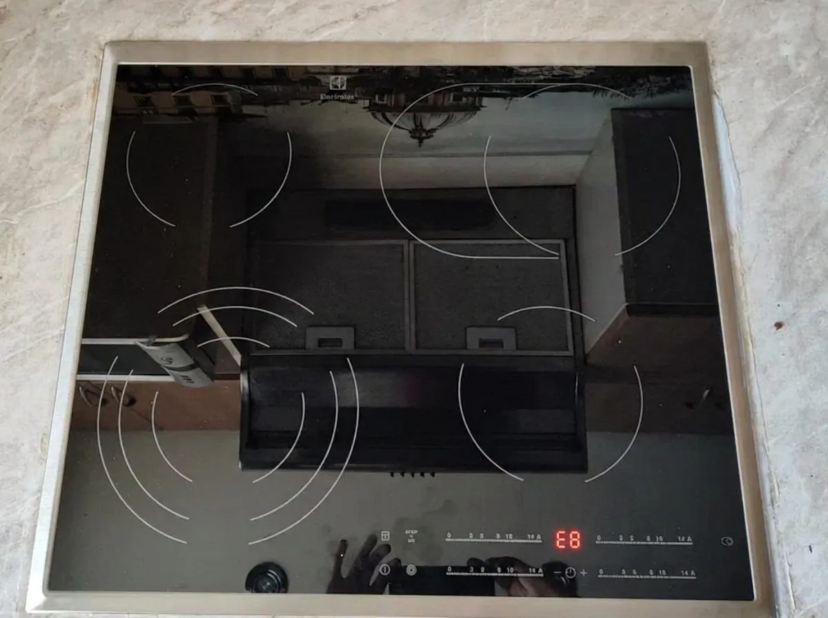 Панель AEG (Electrolux) с ошибкой E8 на дисплее